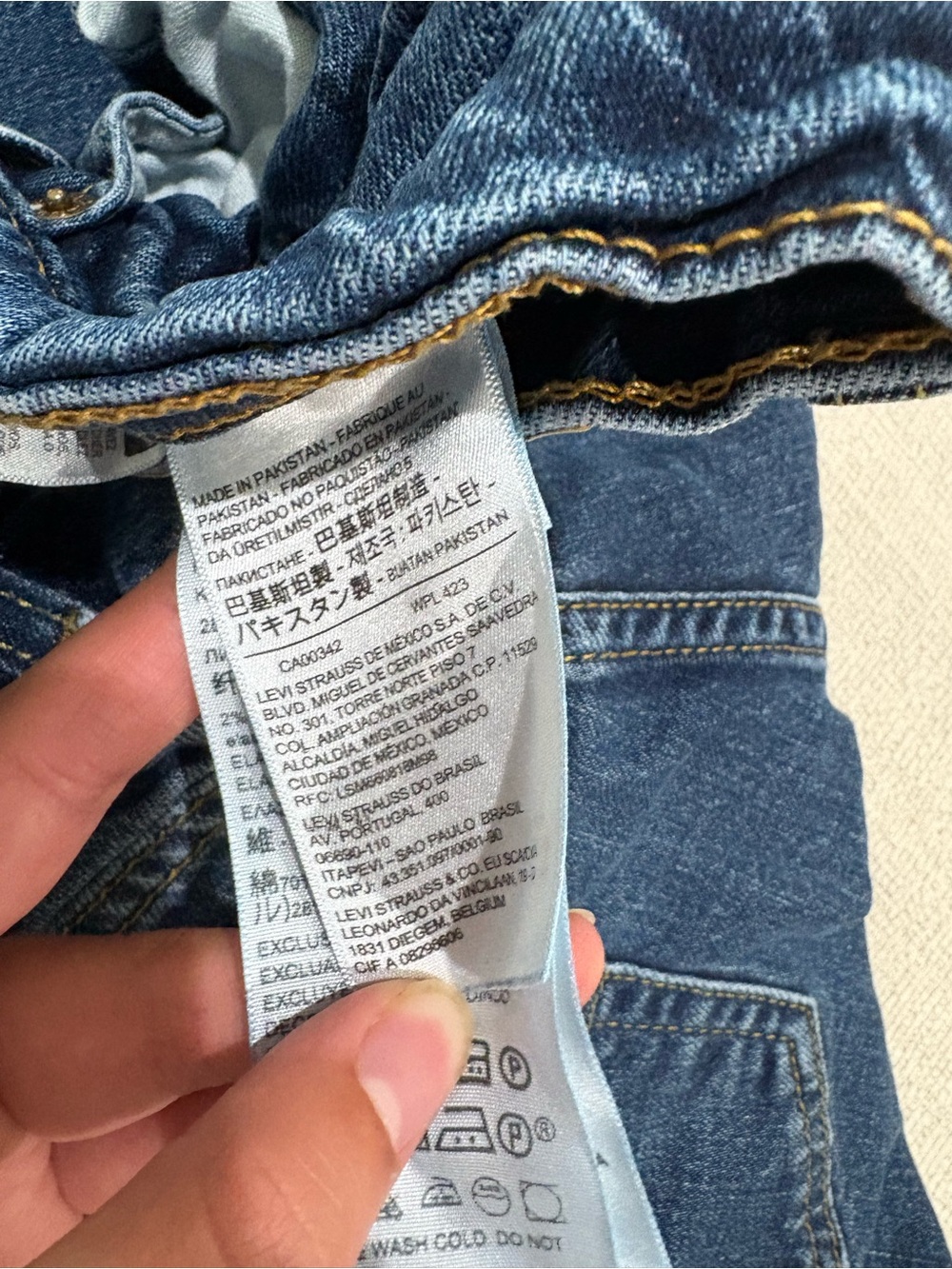 Levi's Medium Blue Denim Jeans with Gold Stitching - Picture 6 of 9